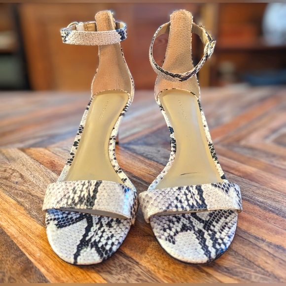 Ann Taylor Snake Embossed Leather kitten heel sandals Size 6 Excellent Condition - Picture 2 of 4